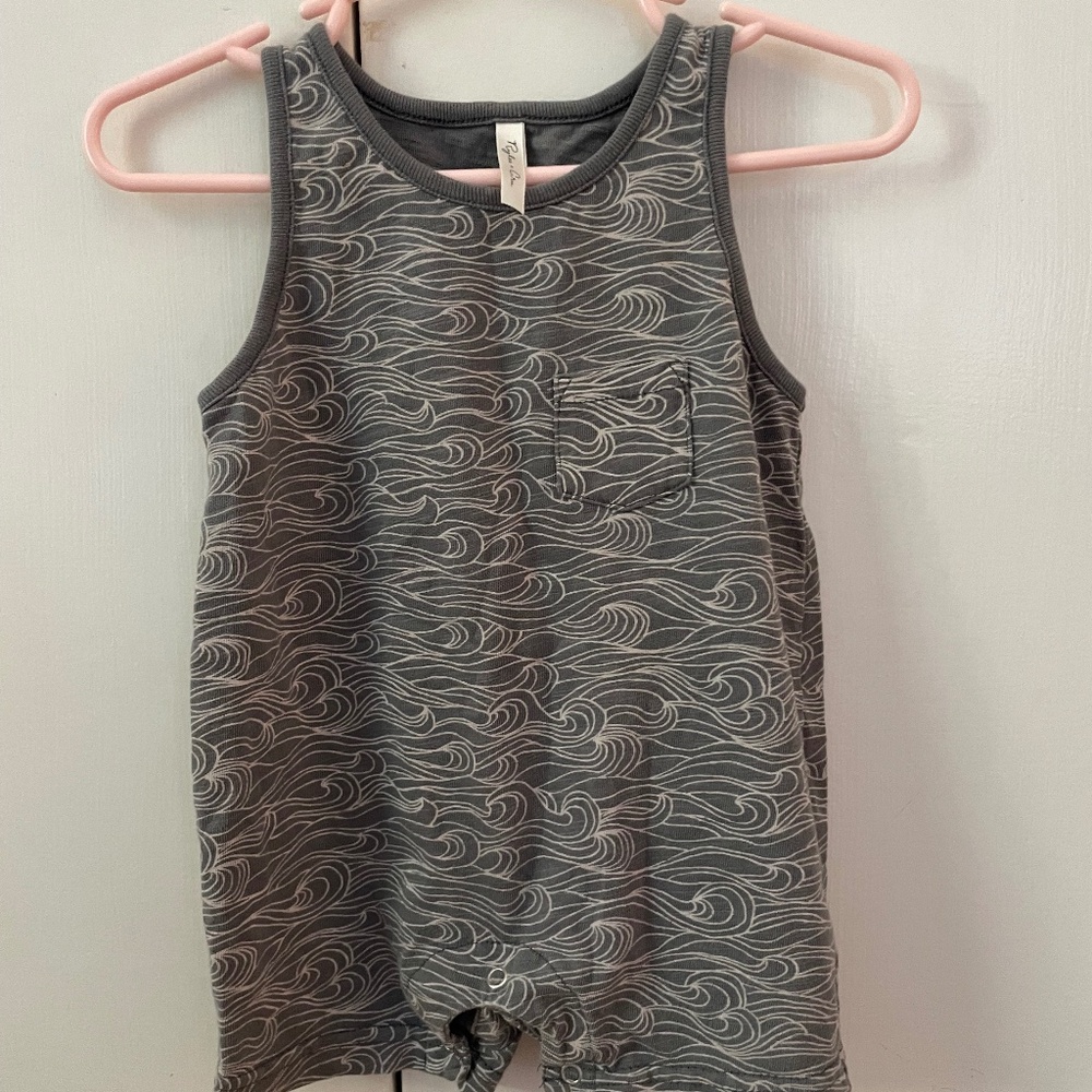 Riley & Crew 3-6 Months Grey and White Wave Romper
